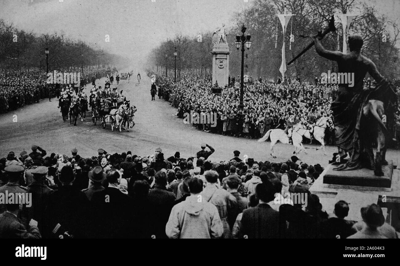 Photographie de la princesse Elizabeth (1926-) et le Prince Philip, duc d'Édimbourg (1921-) de retourner au Palais de Buckingham dans le transport du verre. En date du 20e siècle Banque D'Images