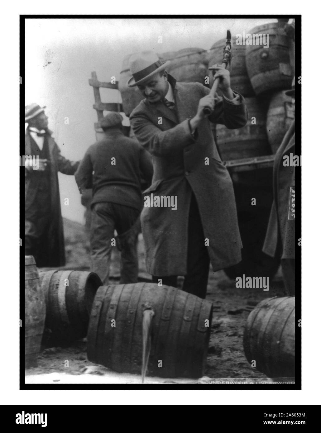 Mettre un coup de pied dans la transformation d'un ancien Schuylkill ici rendez quelques barils de bière dans la rivière Schuylkill. Directeur de la Sécurité publique Smedley D. Butler' uckboards "détruire kegs de bière avec une hache. Banque D'Images