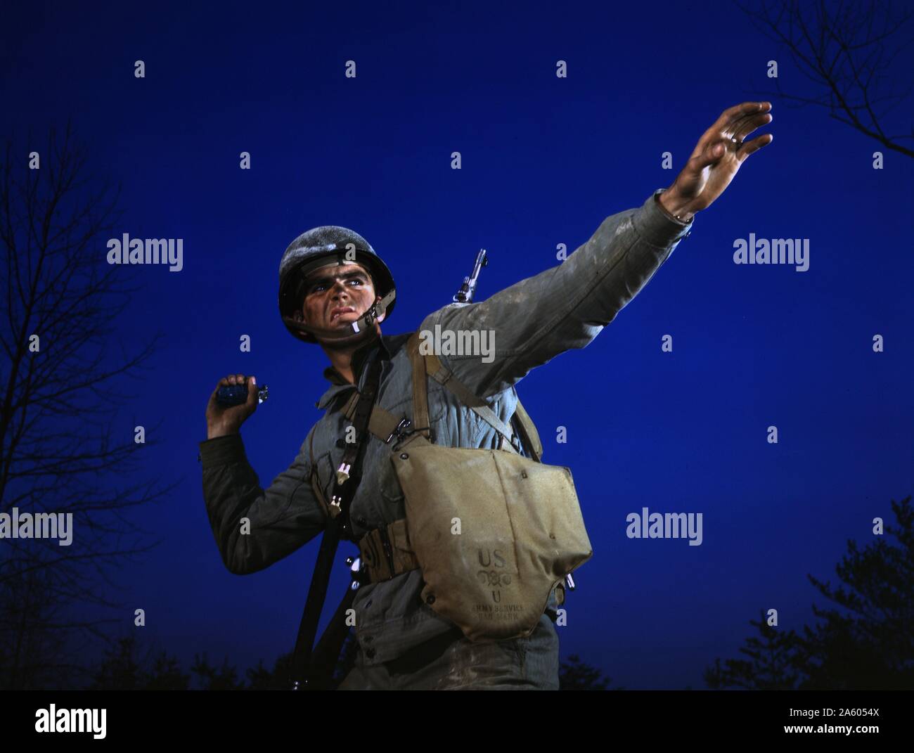 Un ananas - une grenade - est prête à quitter la main de fantassin en formation à Fort Belvoir, en Virginie. Banque D'Images