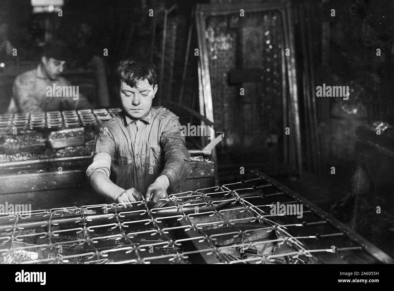 Les garçons 'linking' bed-springs. 14 et 15 ans garçons employés comme le travail des enfants à Boston au Massachusetts ; c.1913 Banque D'Images