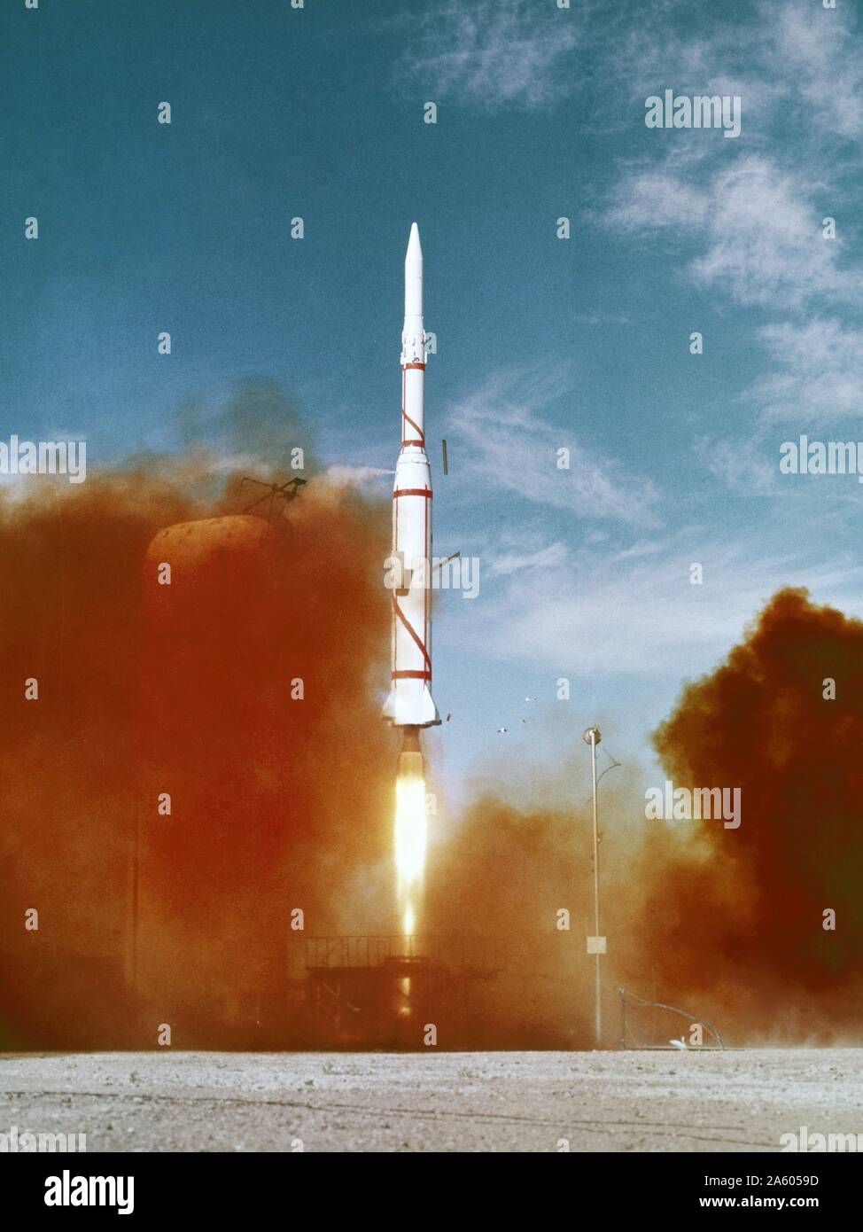 Lancement d'une fusée française Diamant à Hammaguir, Algérie le 17 février 1966. La fusée a pour mission de mettre le Diapason satellite en orbite. Banque D'Images