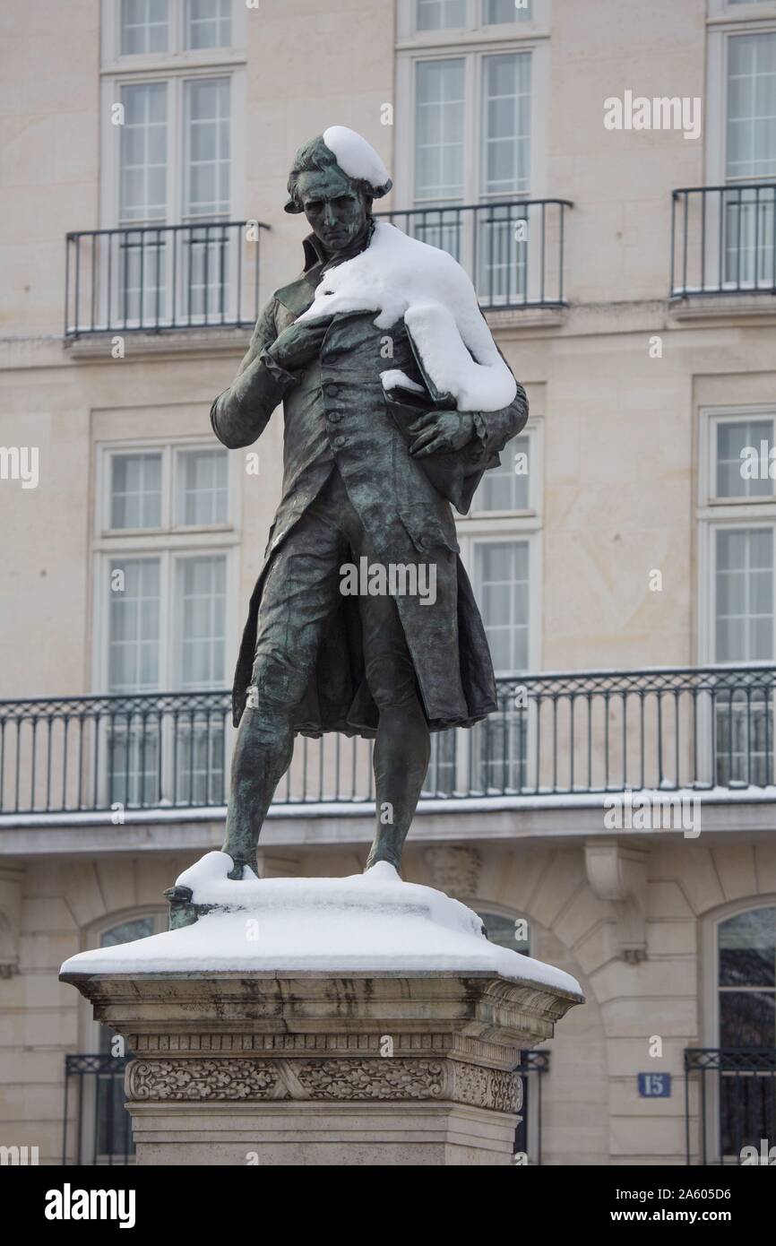 La France, 6ème arrondissement de Paris, 15 quai de Conti, recouvert de neige statue de Condorcet, bâtiment où Patrick Modiano a vécu comme un enfant Banque D'Images