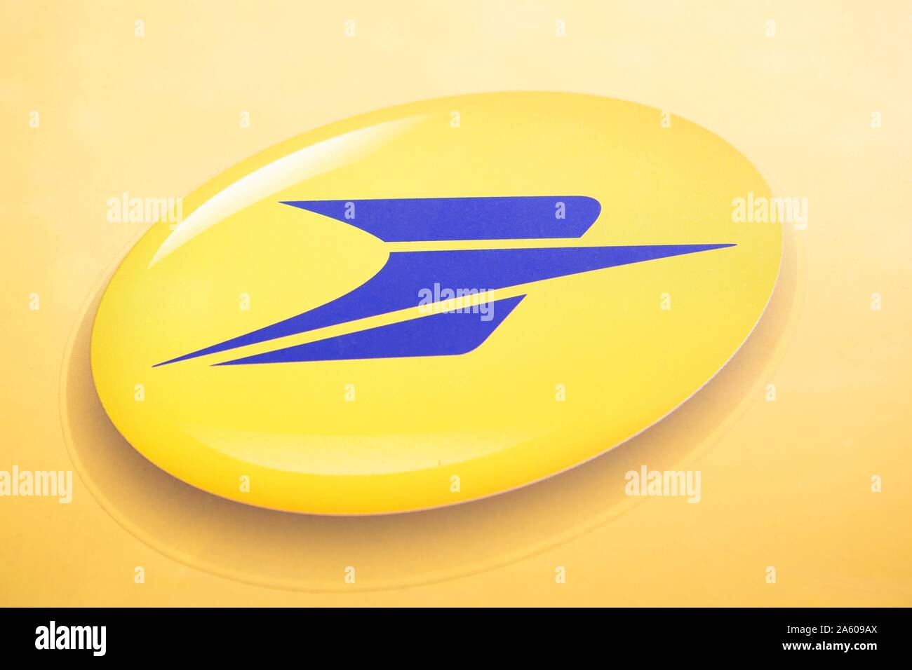 France, Paris, le logo de La Poste (Poste française) sur une voiture Banque D'Images