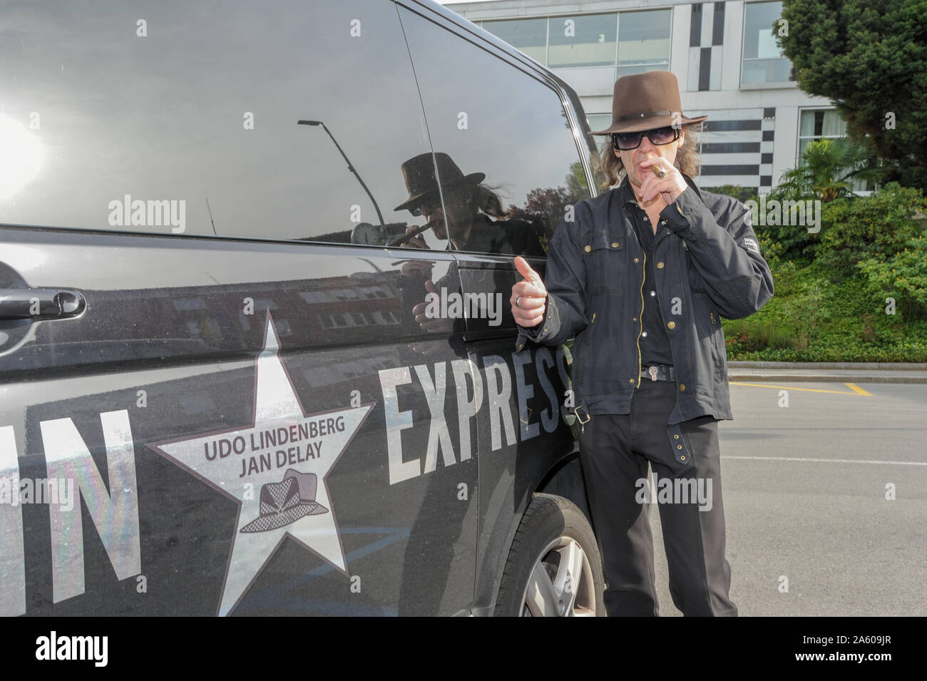 Lugano, Suisse - 28 Avril 2012 : le chanteur allemand Udo Lindenberg posant avec sa voiture Banque D'Images