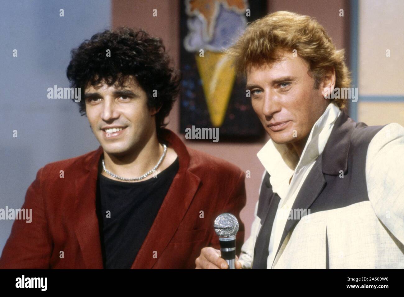 Julien Clerc et Johnny Hallyday sur le plateau de l'émission de télévision 'Formule 1 +1" diffusée sur TF1. Janvier 1983 Banque D'Images