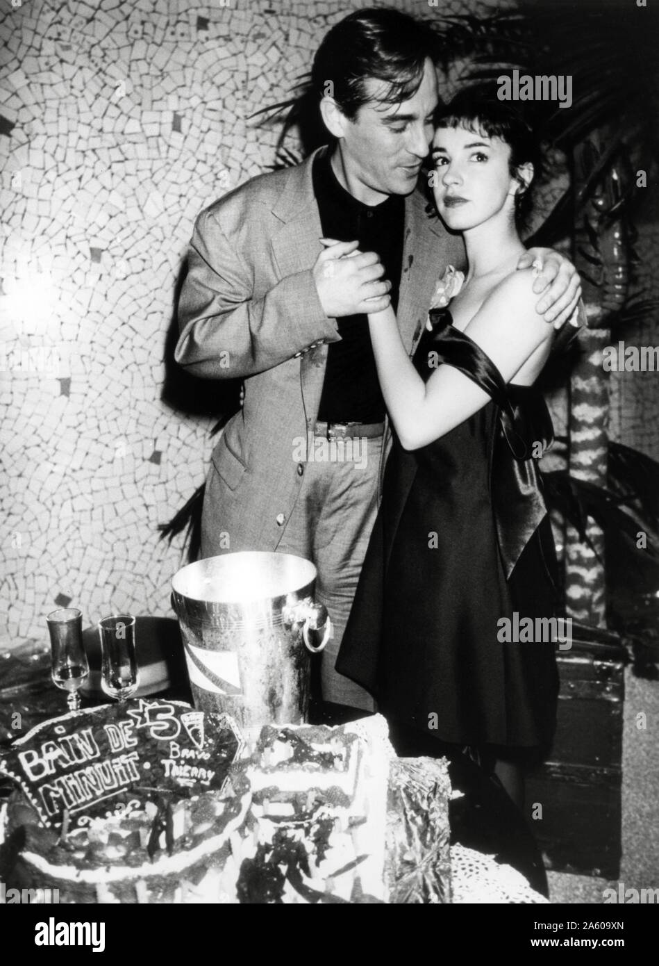 Presentateur De Television Francais Thierry Ardisson Fete Son Anniversaire Avec Son Epouse Beatrice Avec Un Gateau A L Effigie De Son Spectacle Bains De Minuit 5 Janvier 19 Photo Stock Alamy