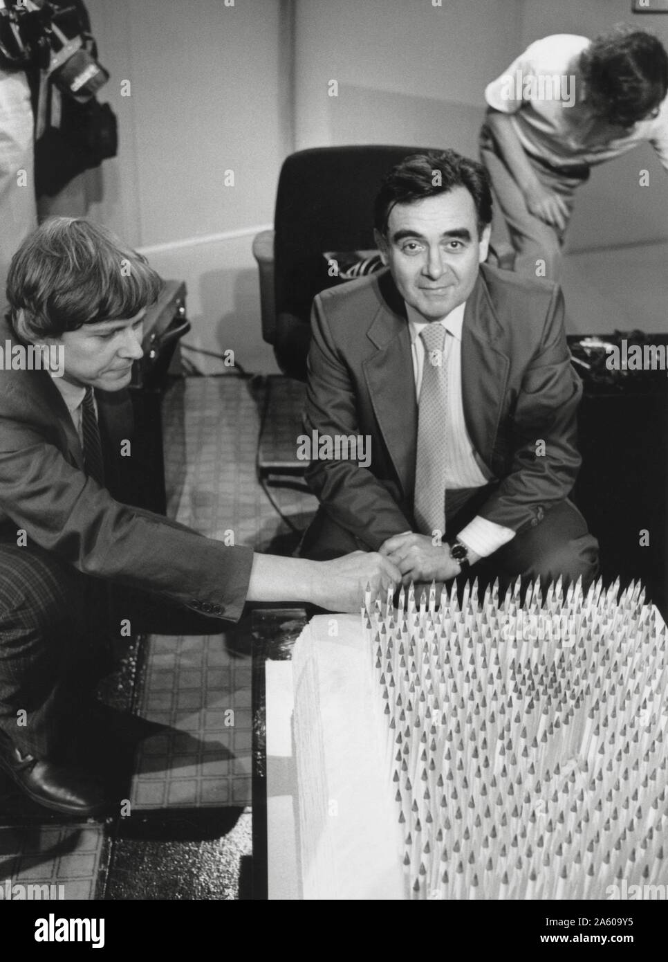 Présentateur de télévision français Bernard Pivot à l'occasion du 500e  anniversaire de son émission de télévision "apostrophes". 27 septembre,  1985 Photo Stock - Alamy