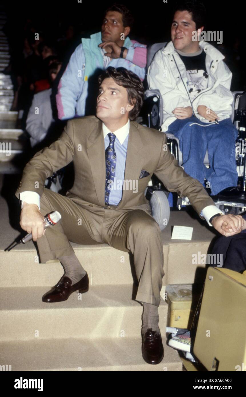 D'affaires et politicien français Bernard Tapie présentant l'émission de  télévision "Plus fort la Vie' sur TF1, sur le thème du handicap. Le 6 avril  1990 Photo Stock - Alamy
