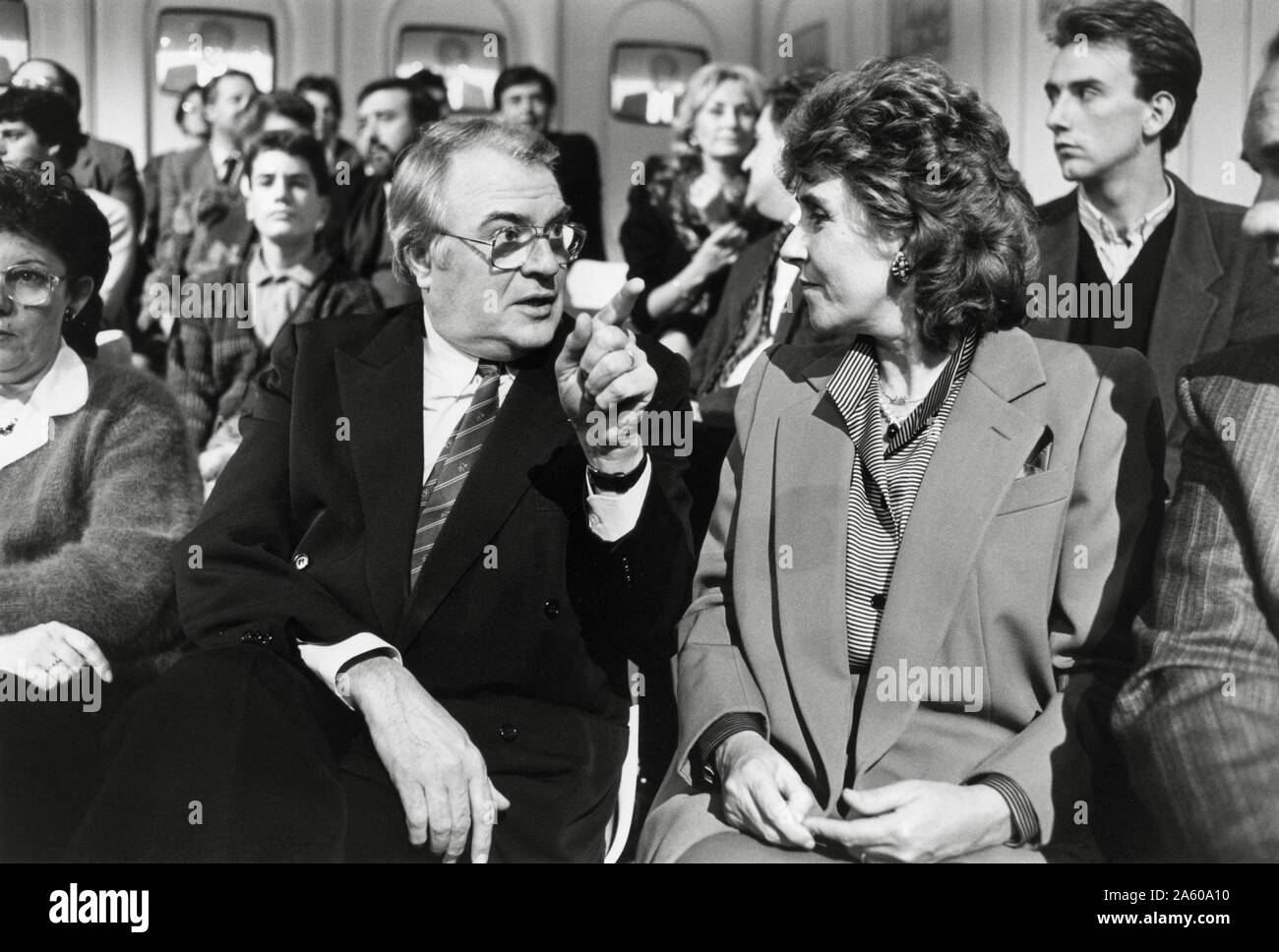 Homme d'État socialiste français Pierre Mauroy et Edith Cresson, l'anglais stateswoman, sur l'ensemble de l'émission politique "L'heure de vérité', consacrée à Michel Rocard. 3 décembre 1986 Banque D'Images