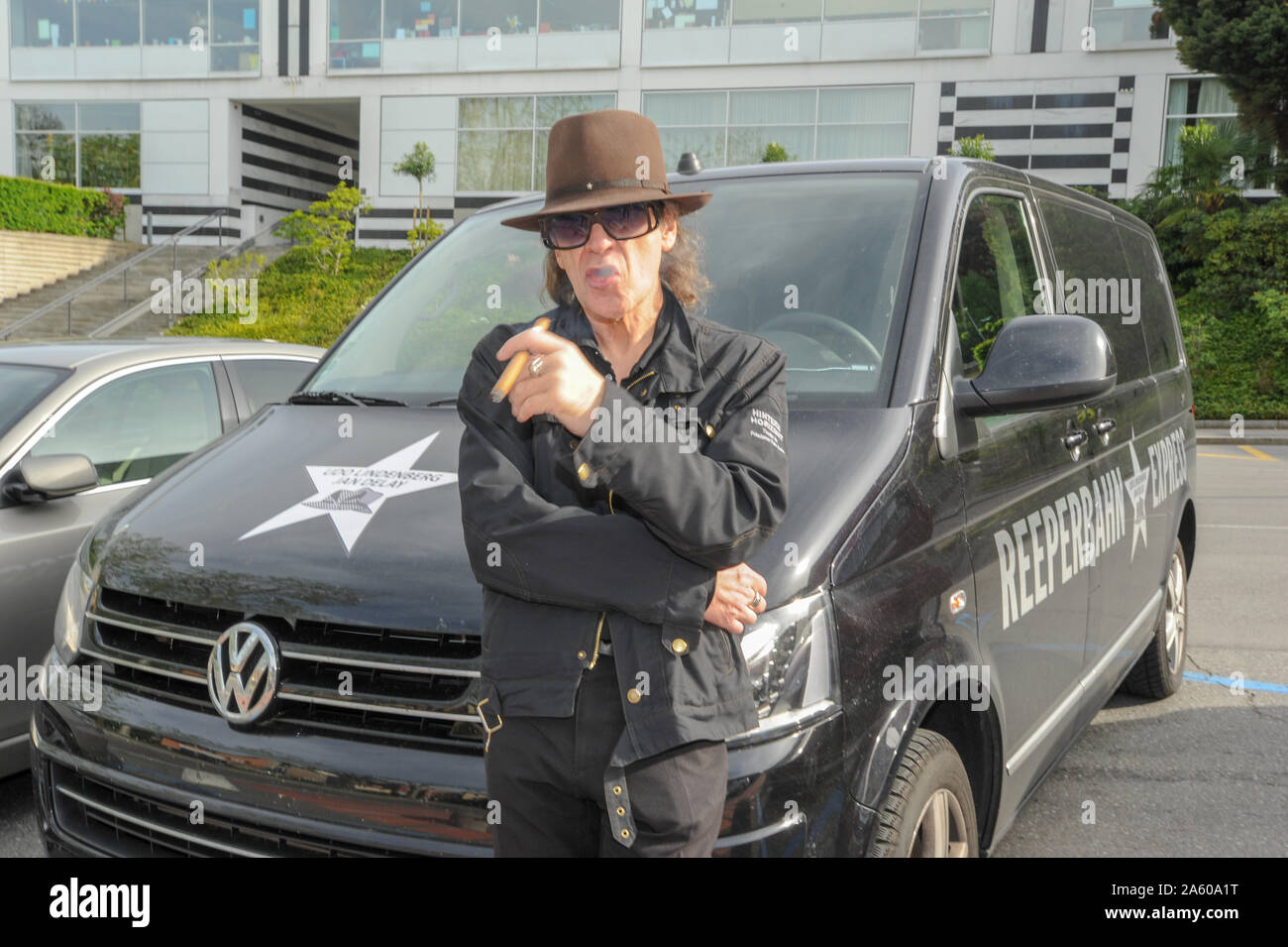 Lugano, Suisse - 28 Avril 2012 : le chanteur allemand Udo Lindenberg posant avec sa voiture Banque D'Images