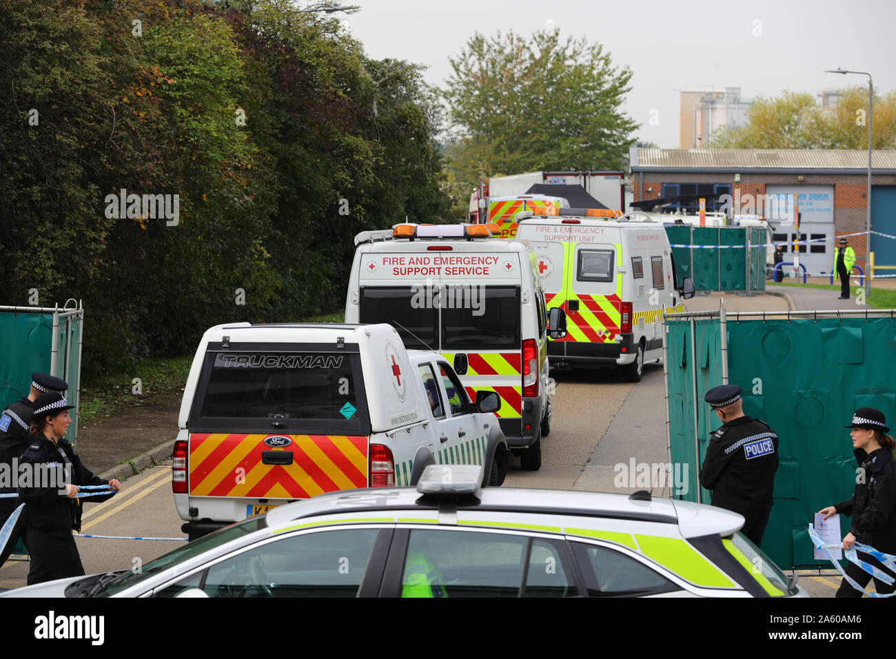 Soutien d'urgence et d'incendie de véhicules de service Entrez le Waterglade Industrial Park en Grays, Essex, après 39 corps ont été trouvés à l'intérieur d'un camion contenant sur la zone industrielle. Banque D'Images