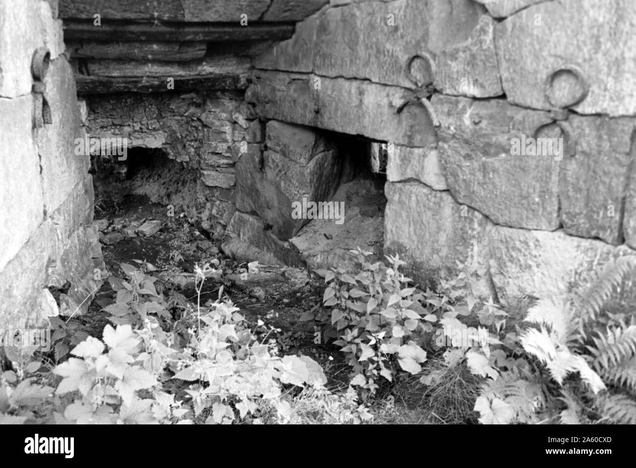 Stillgelegter Hochofen von 1838, Schweden, 1969. Haut fourneau mis hors service à partir de 1838, en Suède, en 1969. Banque D'Images