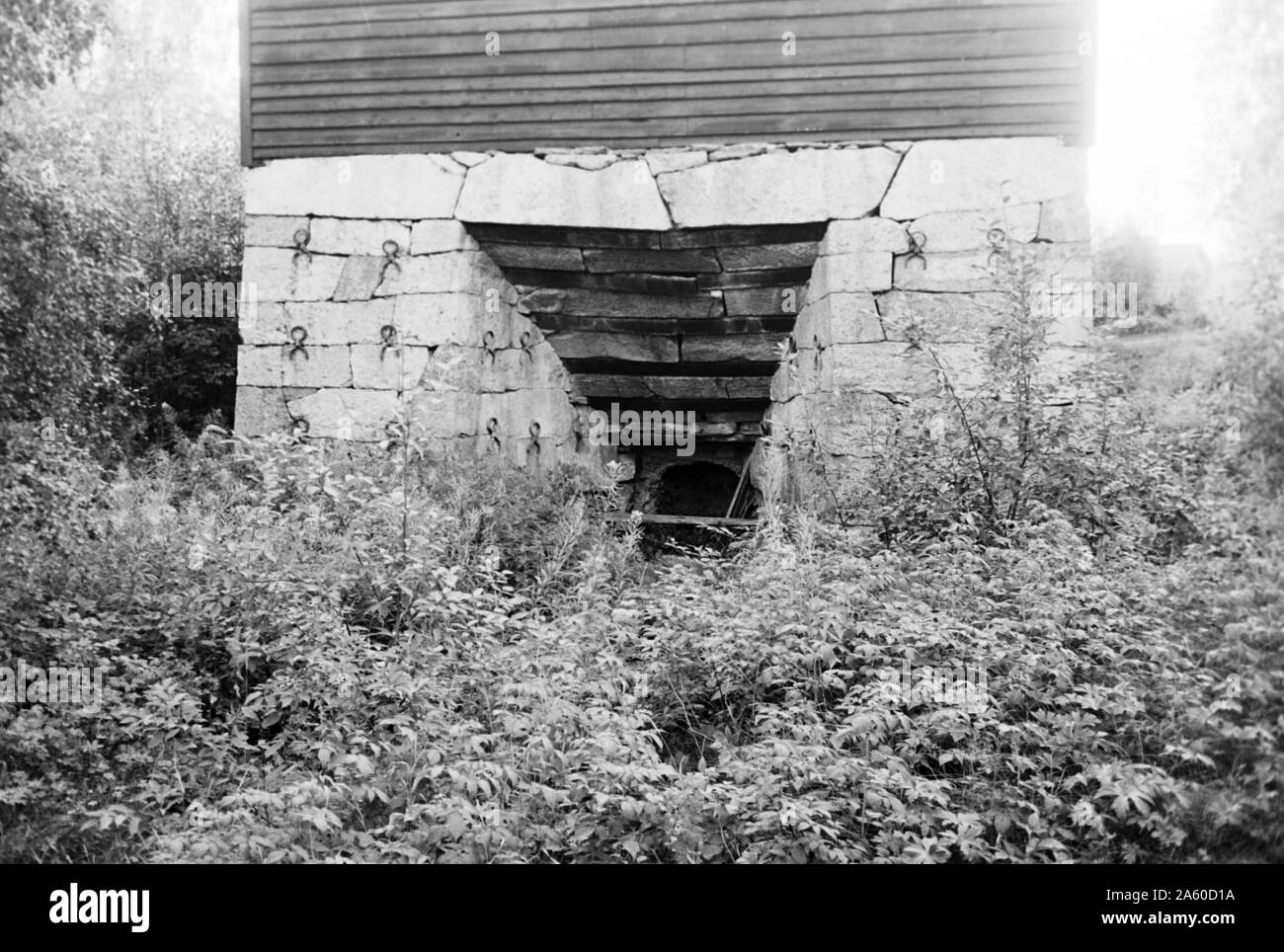 Stillgelegter Hochofen von 1838, Schweden, 1969. Haut fourneau mis hors service à partir de 1838, en Suède, en 1969. Banque D'Images