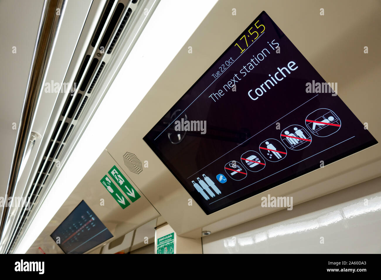 Un numérique bilingue signe indiquant la prochaine station de métro est à corniche, à l'intérieur du chariot sur le Métro de Doha, Qatar Banque D'Images