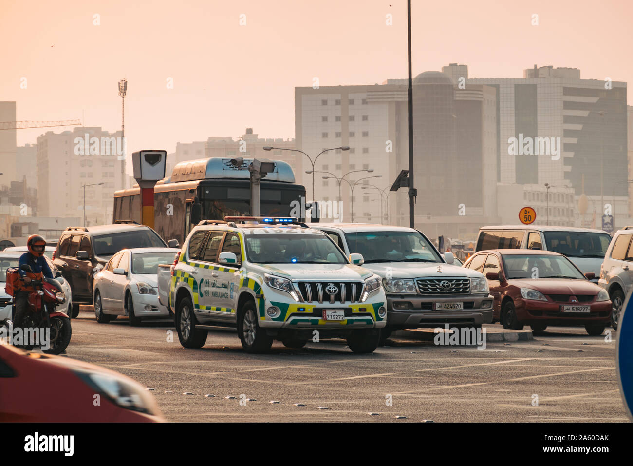 Un paramédic de pointe dans un véhicule ambulance Toyota SUV Prada coupe à travers le trafic à une intersection, en route d'une urgence, à Doha, Qatar Banque D'Images Un paramédic de pointe dans un véhicule ambulance Toyota SUV Prada coupe à travers le trafic à une intersection, en route d'une urgence, à Doha, Qatar Banque D'Images