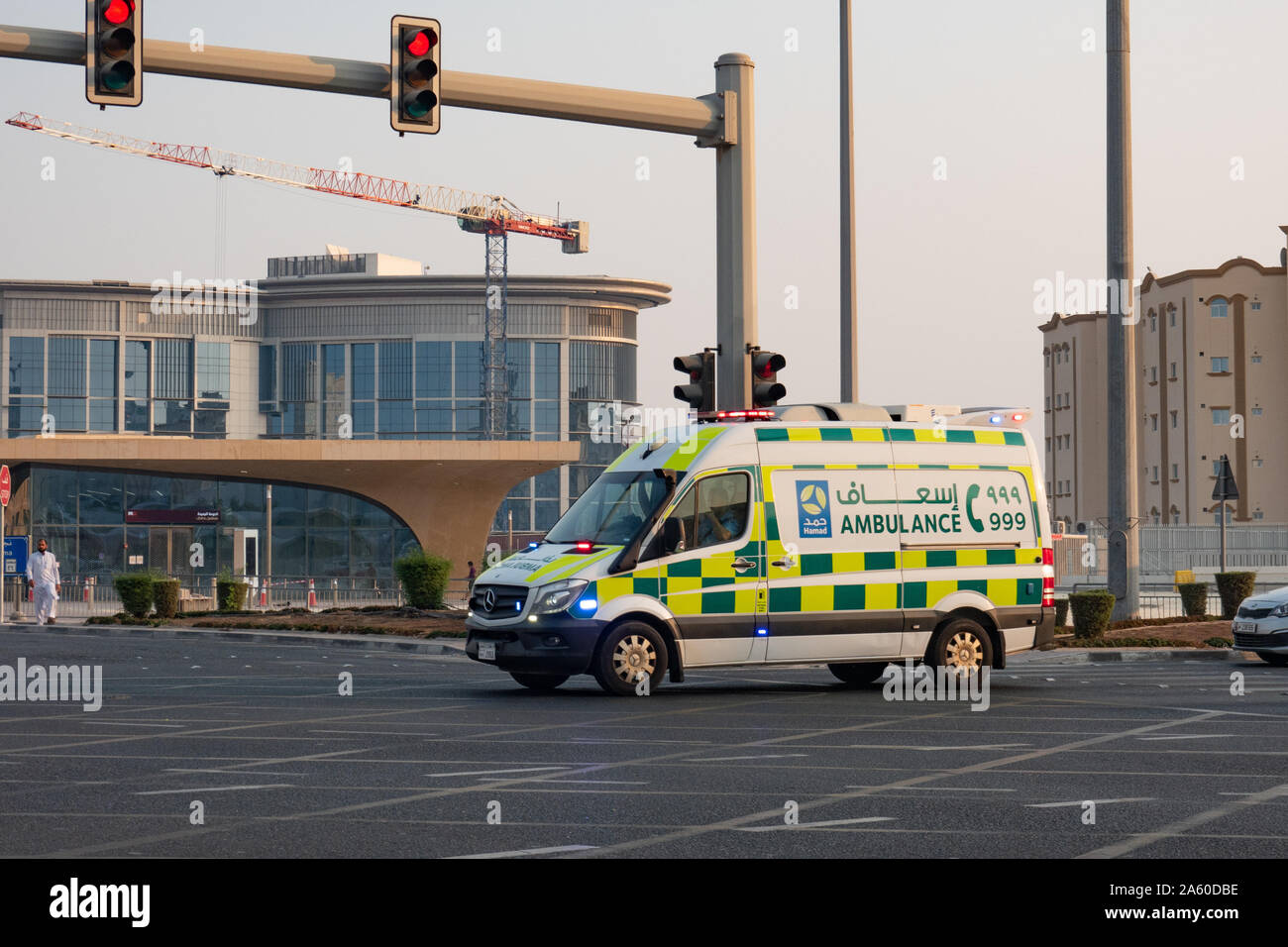 Un premier véhicule ambulance-réponse fait son chemin à travers un carrefour en route d'une urgence, à Doha, Qatar Banque D'Images Un premier véhicule ambulance-réponse fait son chemin à travers un carrefour en route d'une urgence, à Doha, Qatar Banque D'Images