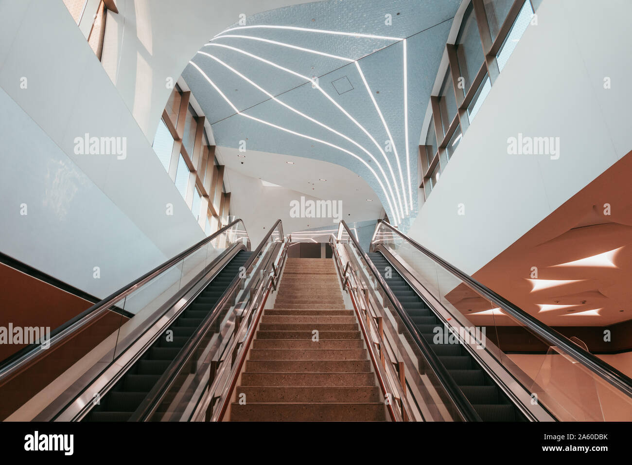 La vue vers le haut de l'escalier mécanique à Doha Al Al Jadeda station sur la ligne de train de métro de Doha. Browns', les blancs et l'éclairage LED Banque D'Images
