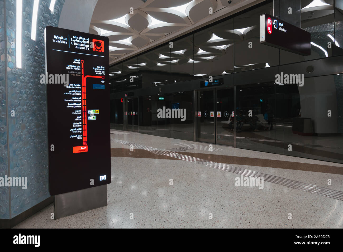 Les panneaux indiquent l'itinéraire du train de Lusail à Al Wakra et Hamad aéroport sur la plate-forme de la station de métro de Doha, Qatar Banque D'Images