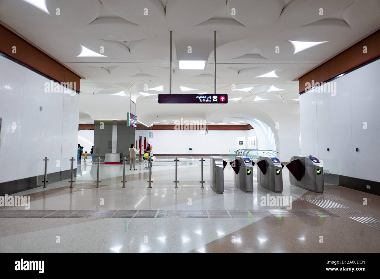 Les portes d'entrée du métro à la station de métro Al Qassar à Doha, au Qatar, avec la signalisation des trains se dirigeant vers le bas ci-dessous Banque D'Images