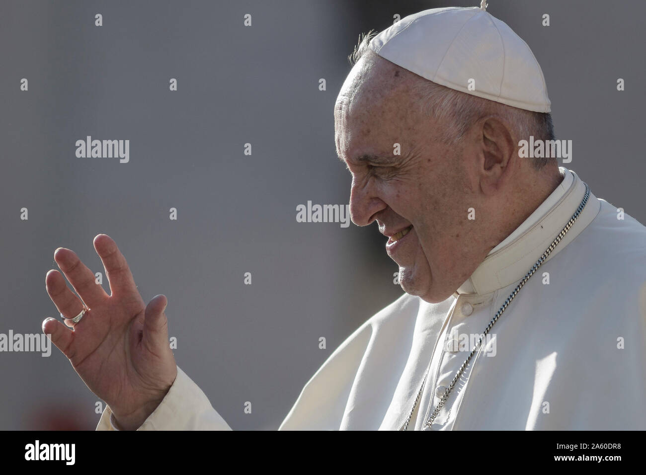 Cité du Vatican, Vatican. 23 octobre, 2019. Le pape François salue les fidèles comme il arrive à diriger l'audience générale hebdomadaire sur la Place Saint Pierre. Credit : Giuseppe Ciccia/Alamy Live News Banque D'Images Cité du Vatican, Vatican. 23 octobre, 2019. Le pape François salue les fidèles comme il arrive à diriger l'audience générale hebdomadaire sur la Place Saint Pierre. Credit : Giuseppe Ciccia/Alamy Live News Banque D'Images