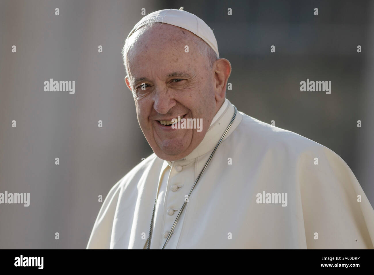 Cité du Vatican, Vatican. 23 octobre, 2019. Pape Francis sourit au cours de l'audience générale hebdomadaire sur la Place Saint Pierre. Credit : Giuseppe Ciccia/Alamy Live News Banque D'Images Cité du Vatican, Vatican. 23 octobre, 2019. Pape Francis sourit au cours de l'audience générale hebdomadaire sur la Place Saint Pierre. Credit : Giuseppe Ciccia/Alamy Live News Banque D'Images