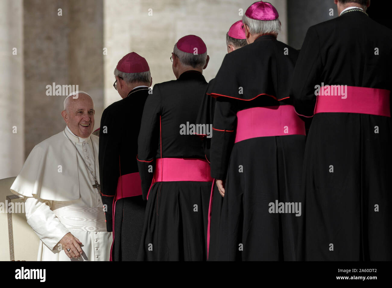 Cité du Vatican, Vatican. 23 octobre, 2019. Le pape François salue des évêques au cours de l'audience générale hebdomadaire sur la Place Saint Pierre. Credit : Giuseppe Ciccia/Alamy Live News Banque D'Images Cité du Vatican, Vatican. 23 octobre, 2019. Le pape François salue des évêques au cours de l'audience générale hebdomadaire sur la Place Saint Pierre. Credit : Giuseppe Ciccia/Alamy Live News Banque D'Images