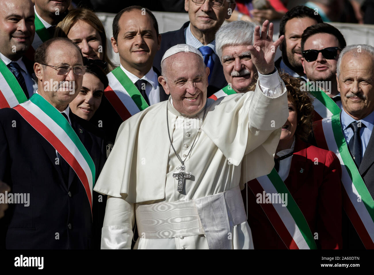 Cité du Vatican, Vatican. 23 octobre, 2019. Le pape François salue les fidèles pendant qu'il part à la fin de l'audience générale hebdomadaire sur la Place Saint Pierre. Credit : Giuseppe Ciccia/Alamy Live News Banque D'Images Cité du Vatican, Vatican. 23 octobre, 2019. Le pape François salue les fidèles pendant qu'il part à la fin de l'audience générale hebdomadaire sur la Place Saint Pierre. Credit : Giuseppe Ciccia/Alamy Live News Banque D'Images