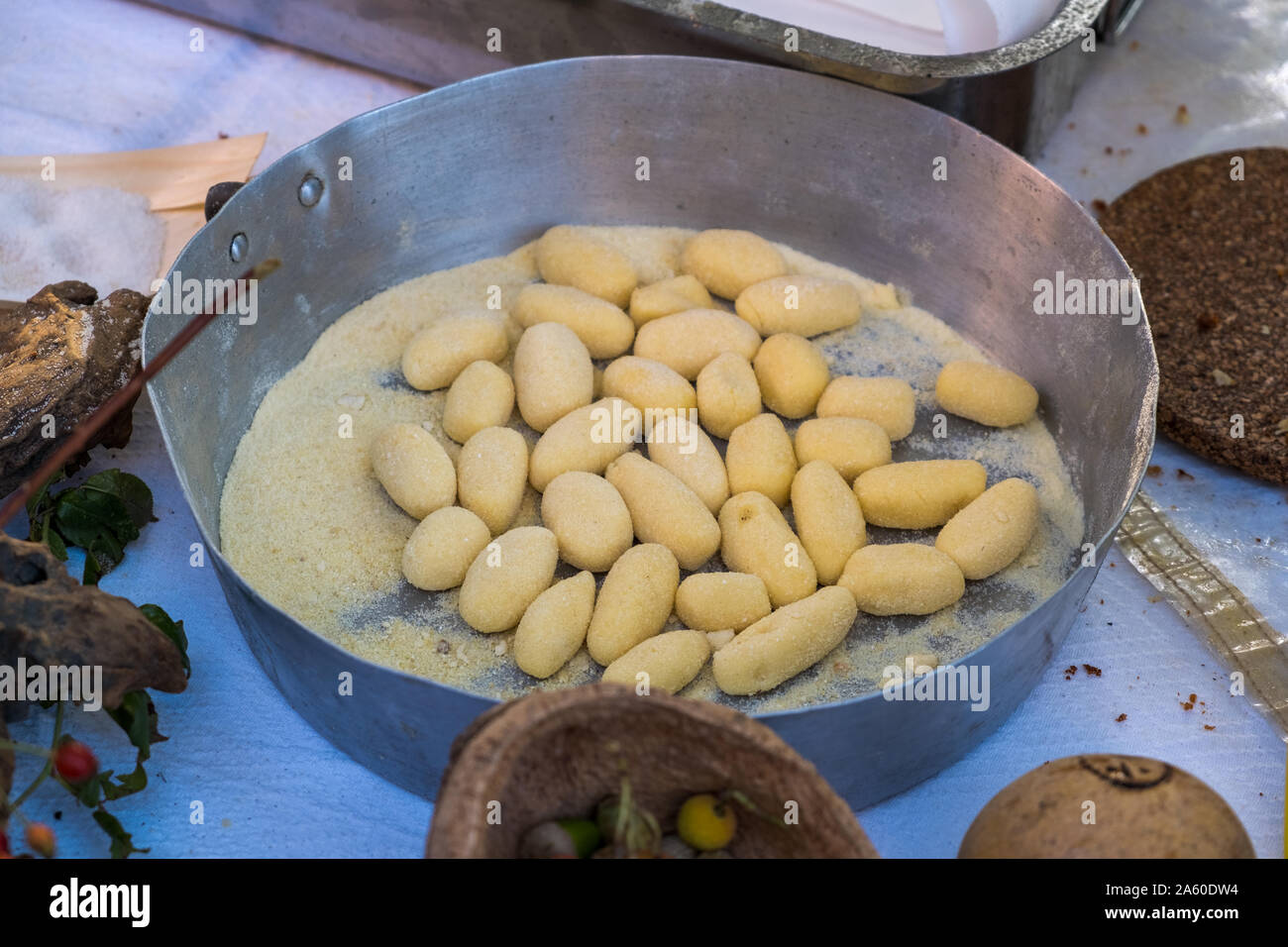 Frit sarde typique du fromage fait avec 'Seadas' fromage fromage sarde traditionnel.pendant la cuisson. Banque D'Images