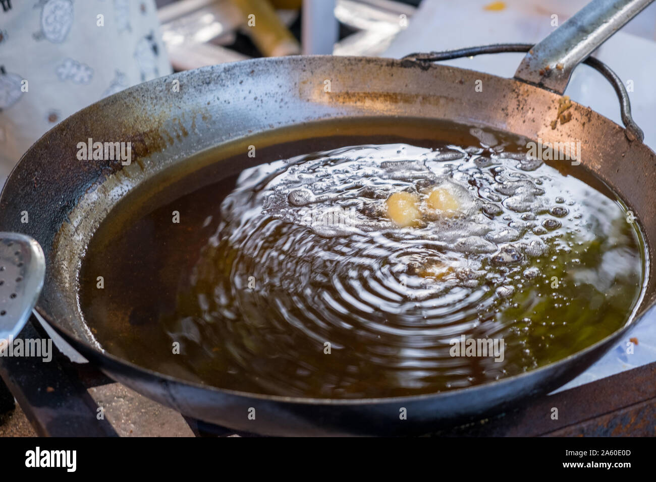 Frit sarde typique du fromage fait avec 'Seadas' fromage fromage sarde traditionnel.pendant la cuisson. Banque D'Images