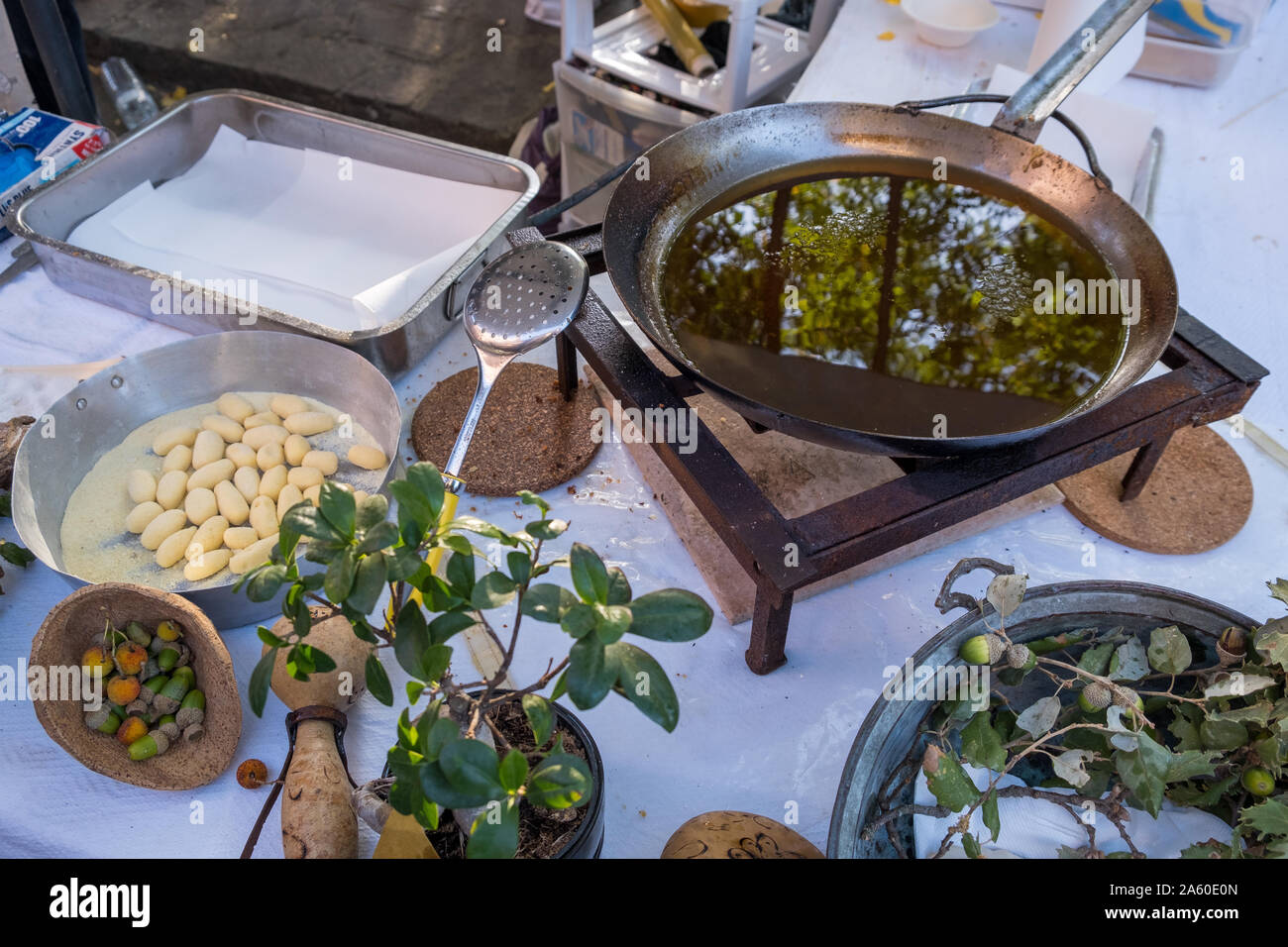 Frit sarde typique du fromage fait avec 'Seadas' fromage fromage sarde traditionnel.pendant la cuisson. Banque D'Images