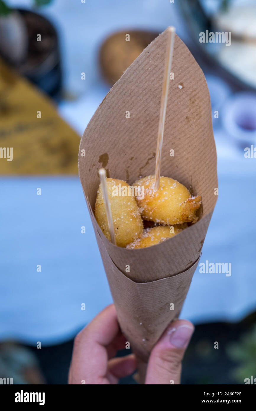 Frit sarde typique du fromage fait avec 'Seadas' fromage fromage sarde traditionnel.pendant la cuisson. Banque D'Images