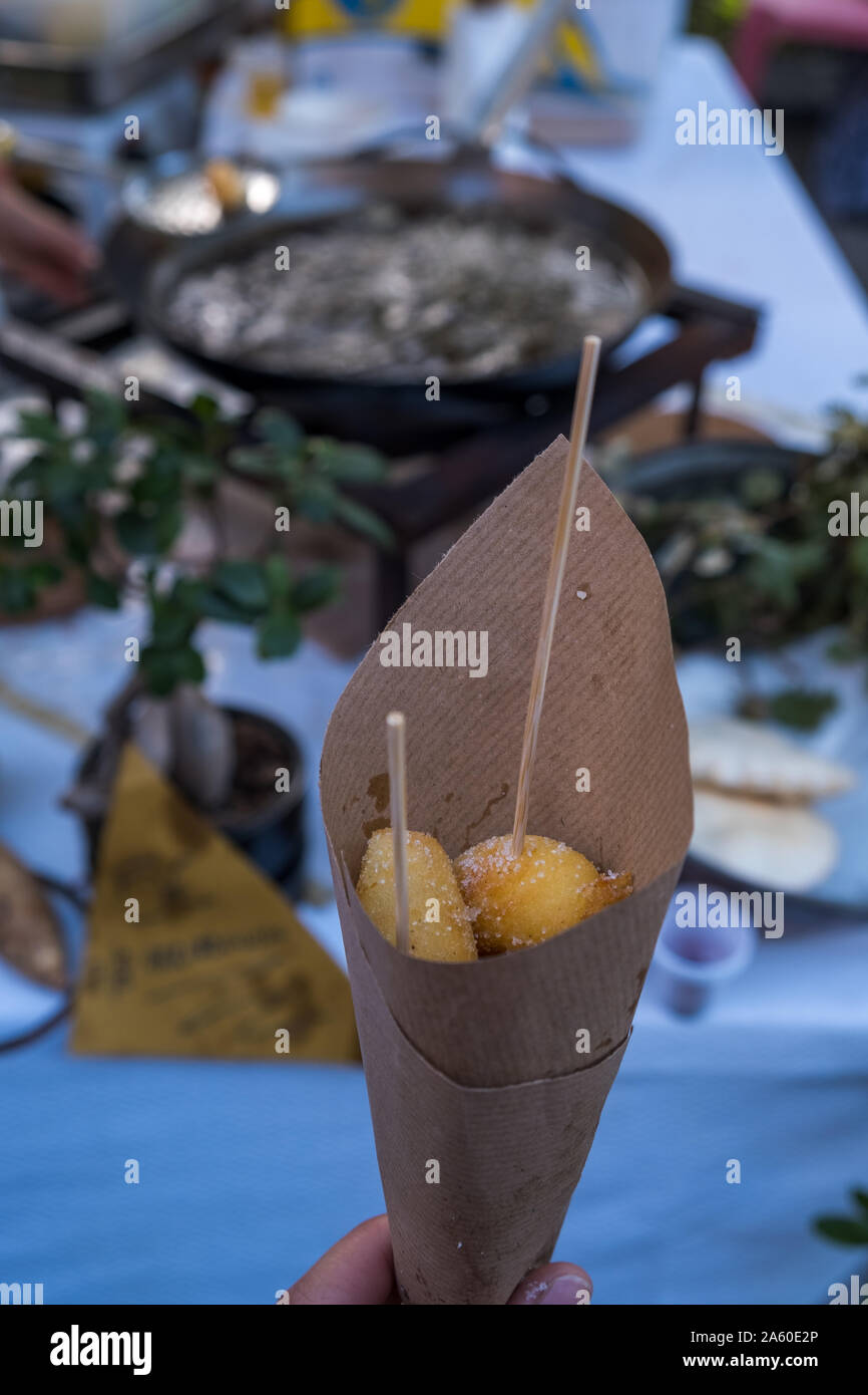 Frit sarde typique du fromage fait avec 'Seadas' fromage fromage sarde traditionnel.pendant la cuisson. Banque D'Images