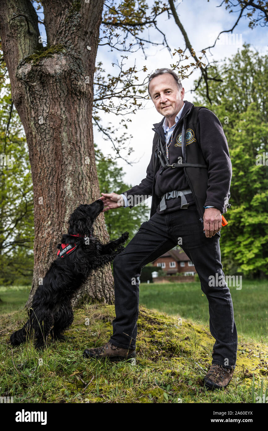 Ex-policier Colin Boucher qui a créé sa propre agence de détective pour animaux avec son chien Molly Banque D'Images