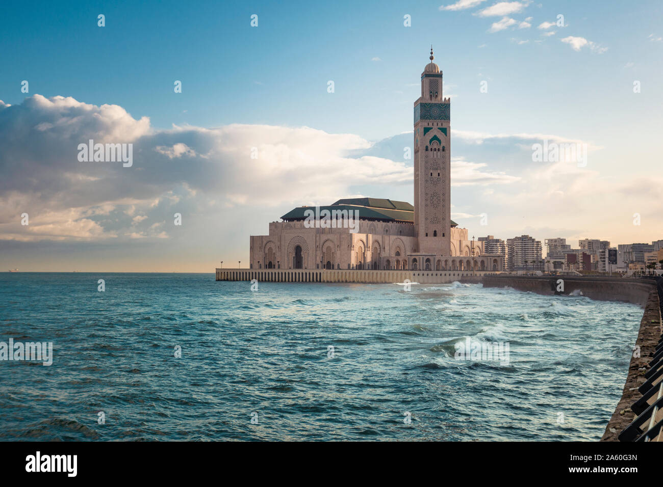 Vue de la Mosquée Hassan II entre l'eau et le ciel - Casablanca, Maroc Banque D'Images