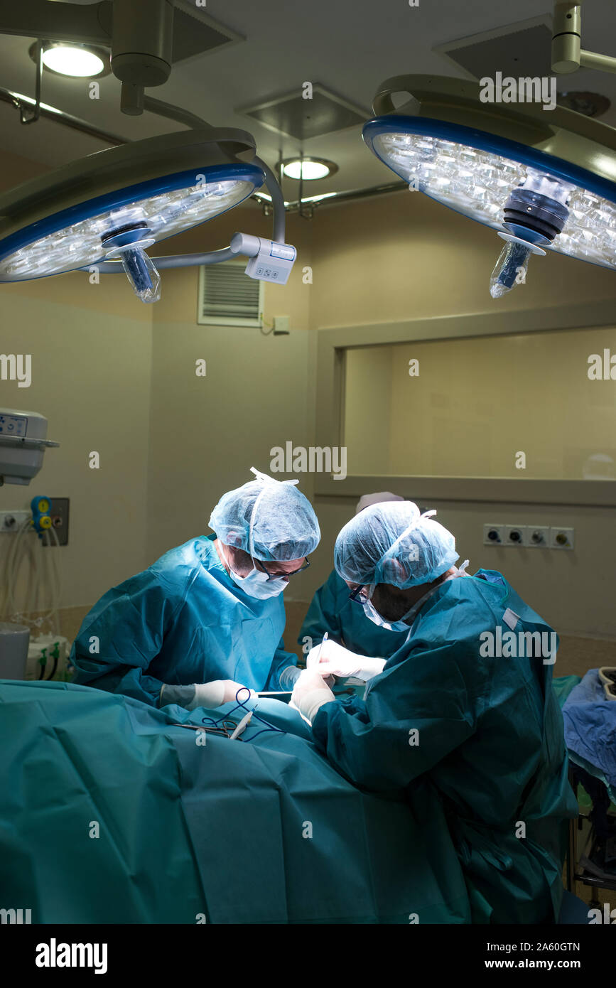 Les chirurgiens et les infirmières lors d'une chirurgie du pied Banque D'Images