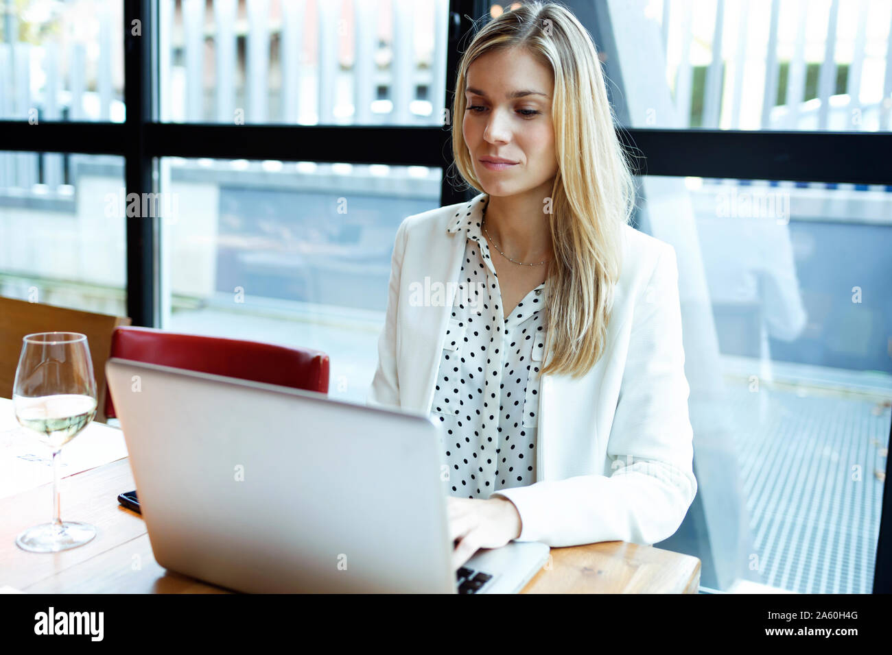 Businesswoman using laptop in a restaurant Banque D'Images