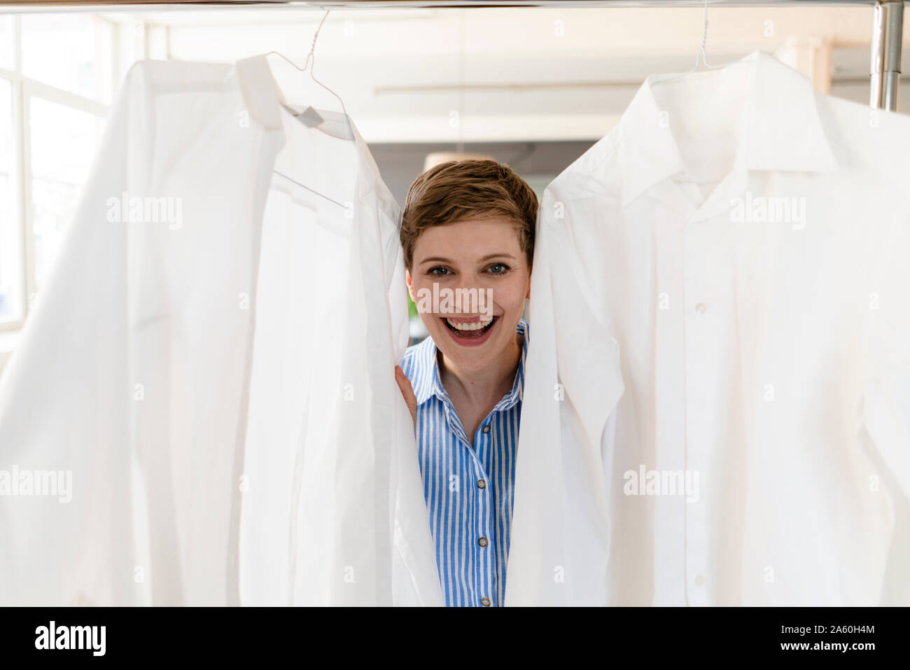 Portrait of happy businesswoman entre deux chemises blanches Banque D'Images