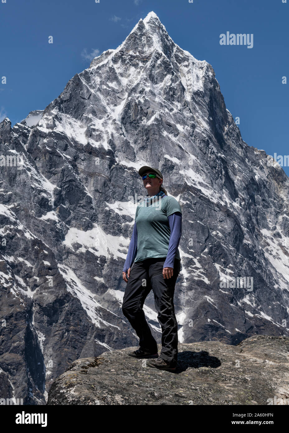 Jeune femme en randonnée dans le parc national de Sagarmatha, Camp de base de l'Everest trek, au Népal Banque D'Images