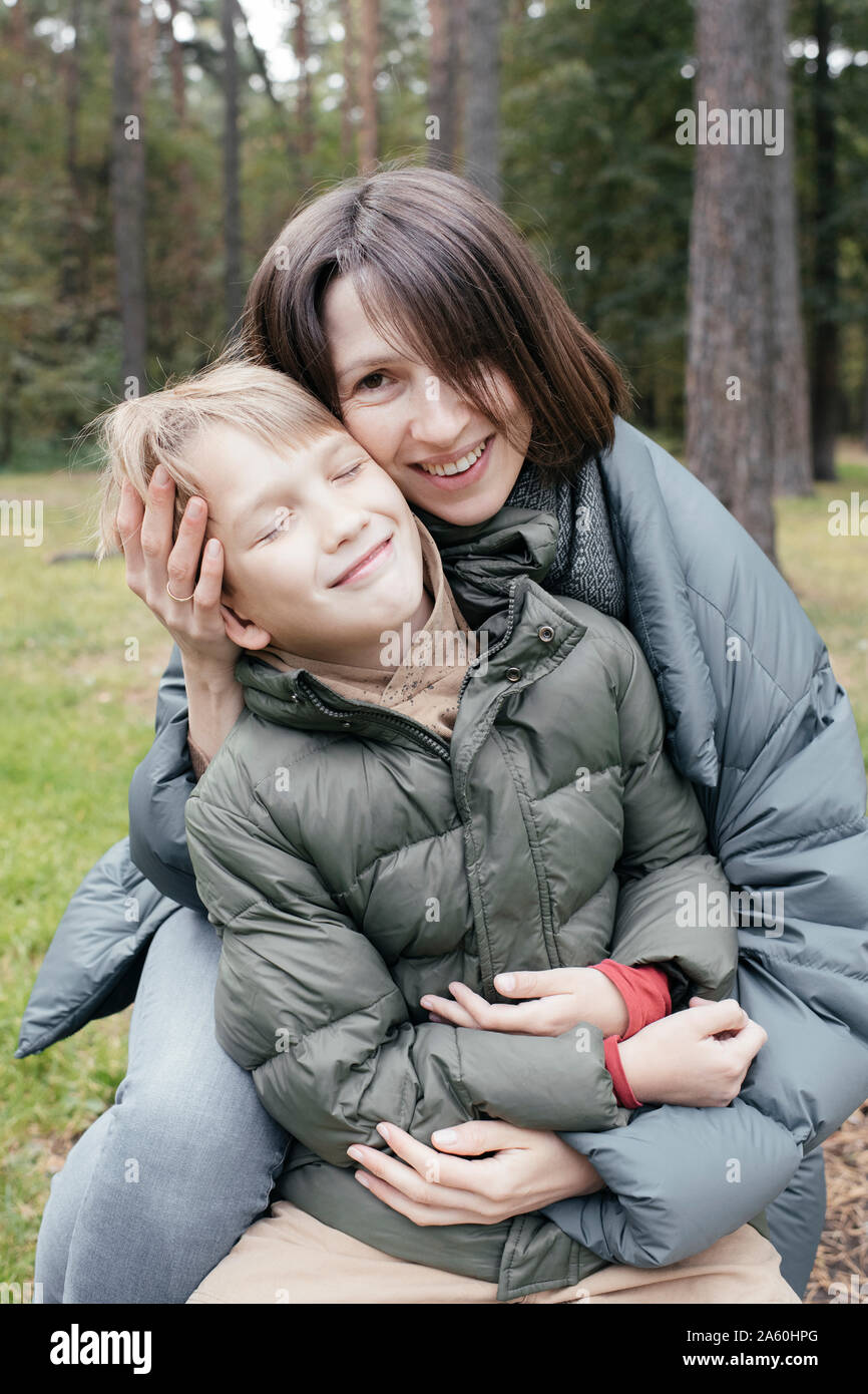 Smiling Mother and son in a park Banque D'Images