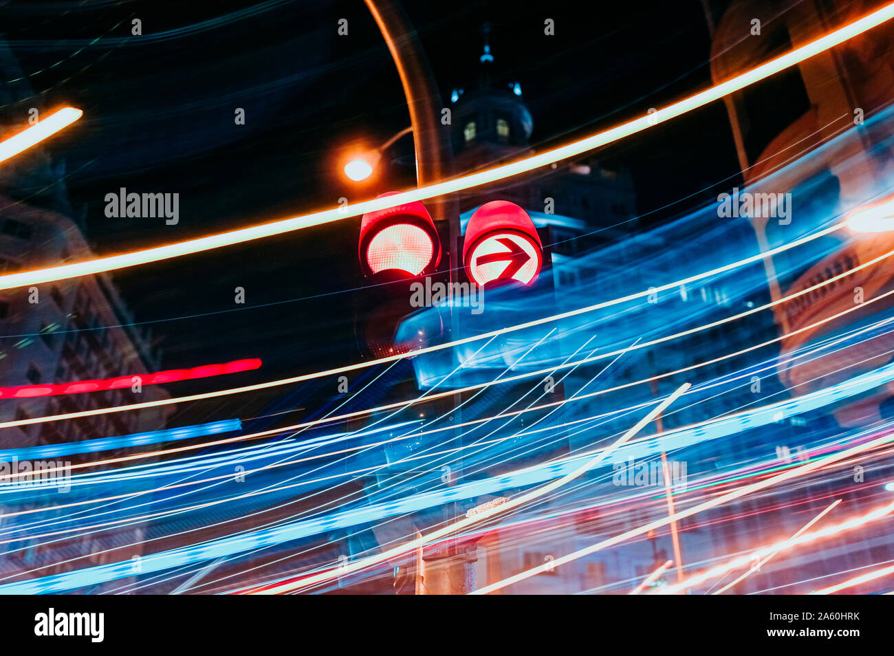 Les feux de circulation à nuit lumineux dans la ville de Madrid, l'exposition à long Banque D'Images