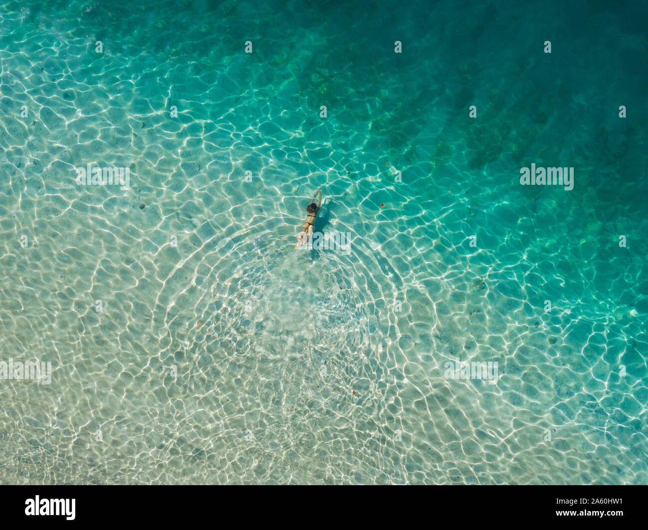 Femme nager dans la mer, Gili Air, Gili Trawangan, Indonésie Banque D'Images