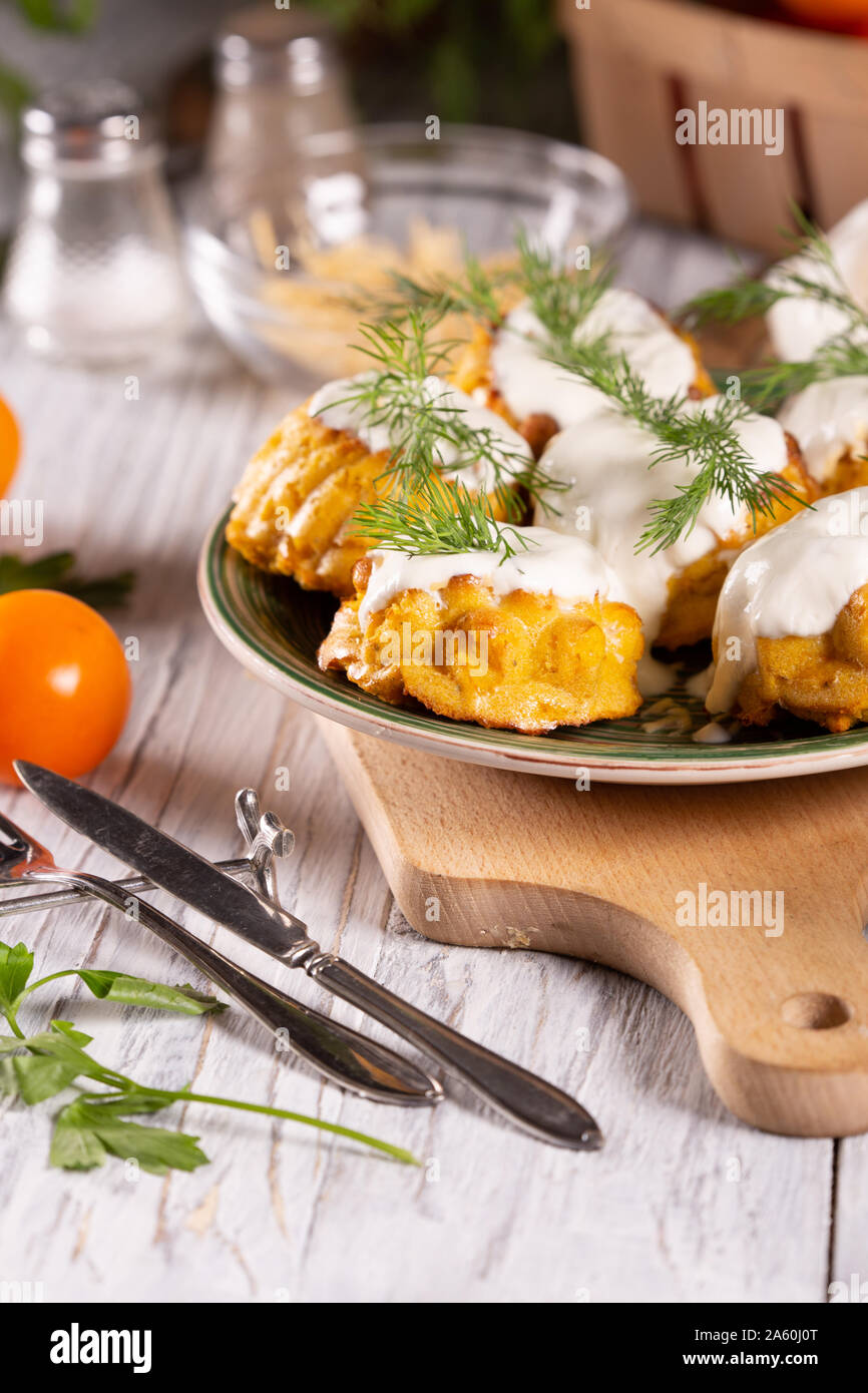 Muffins courgettes semoule avec de la crème sur la table de cuisine Banque D'Images