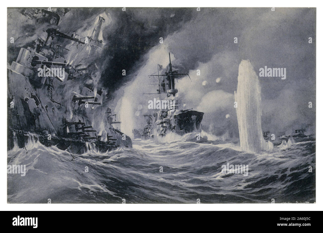Carte postale historique allemand : flotte allemande est tiré sur une escadre russe des navires : un croiseur et un cuirassé. Le navire est en feu, la première guerre mondiale Banque D'Images