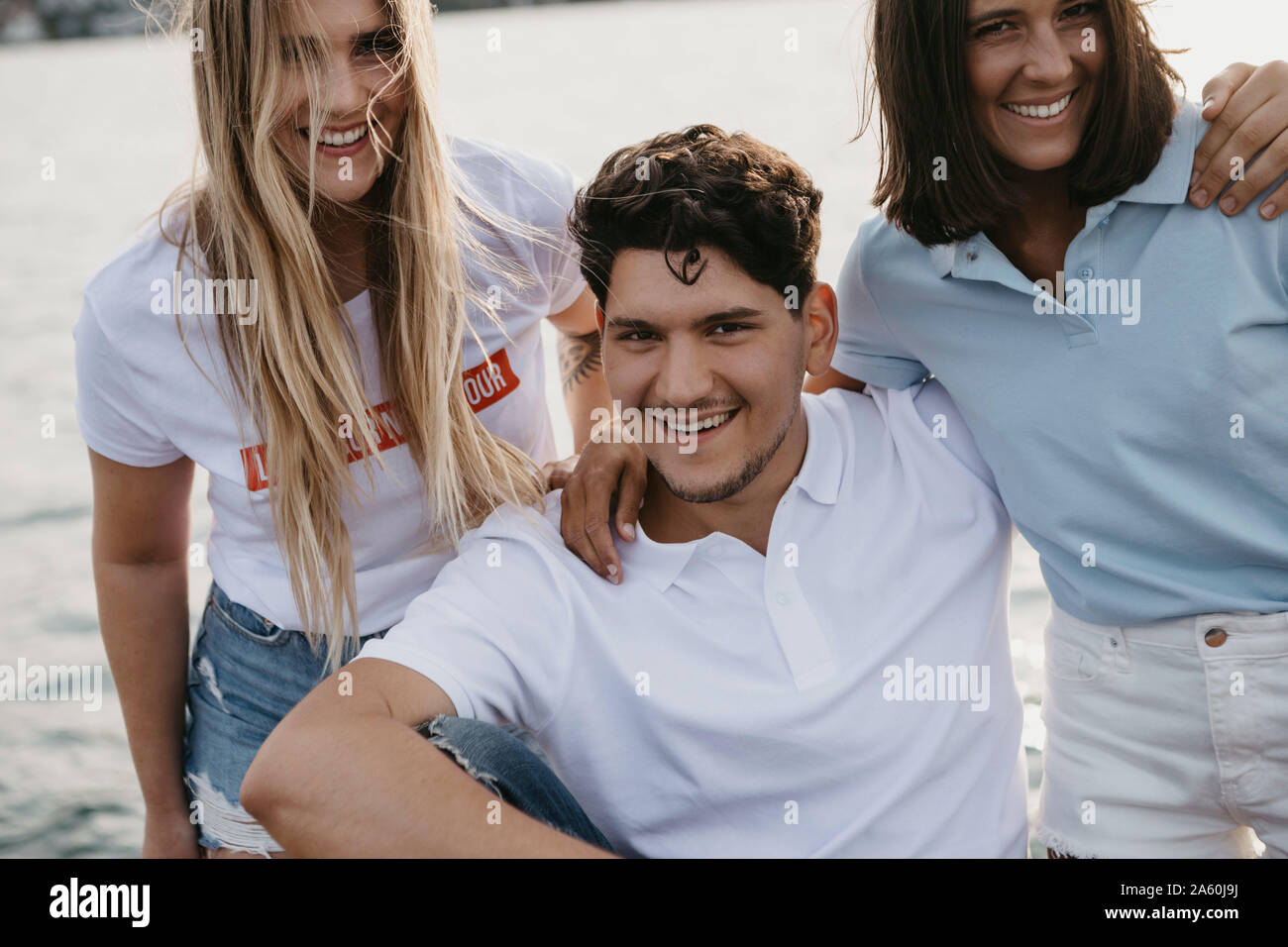 Portrait of happy friends sur un voyage en bateau sur un lac Banque D'Images Portrait of happy friends sur un voyage en bateau sur un lac Banque D'Images