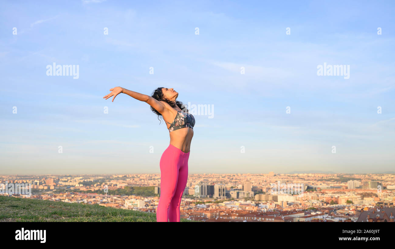 Femme d'effectuer des exercices en plein air hypopressive abdominale Banque D'Images
