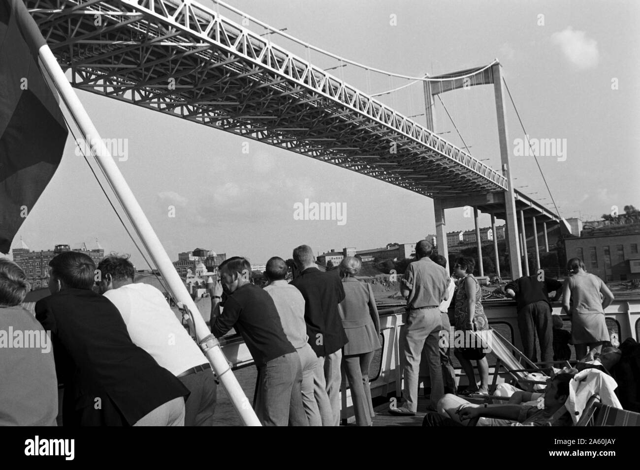 Gucken sich die Leute une Älvsborgsbron, Göteborg Suède 1969. Une foule de personnes ayant un regard sur l'Älvsborgsbron, Göteborg Suède 1969. Banque D'Images