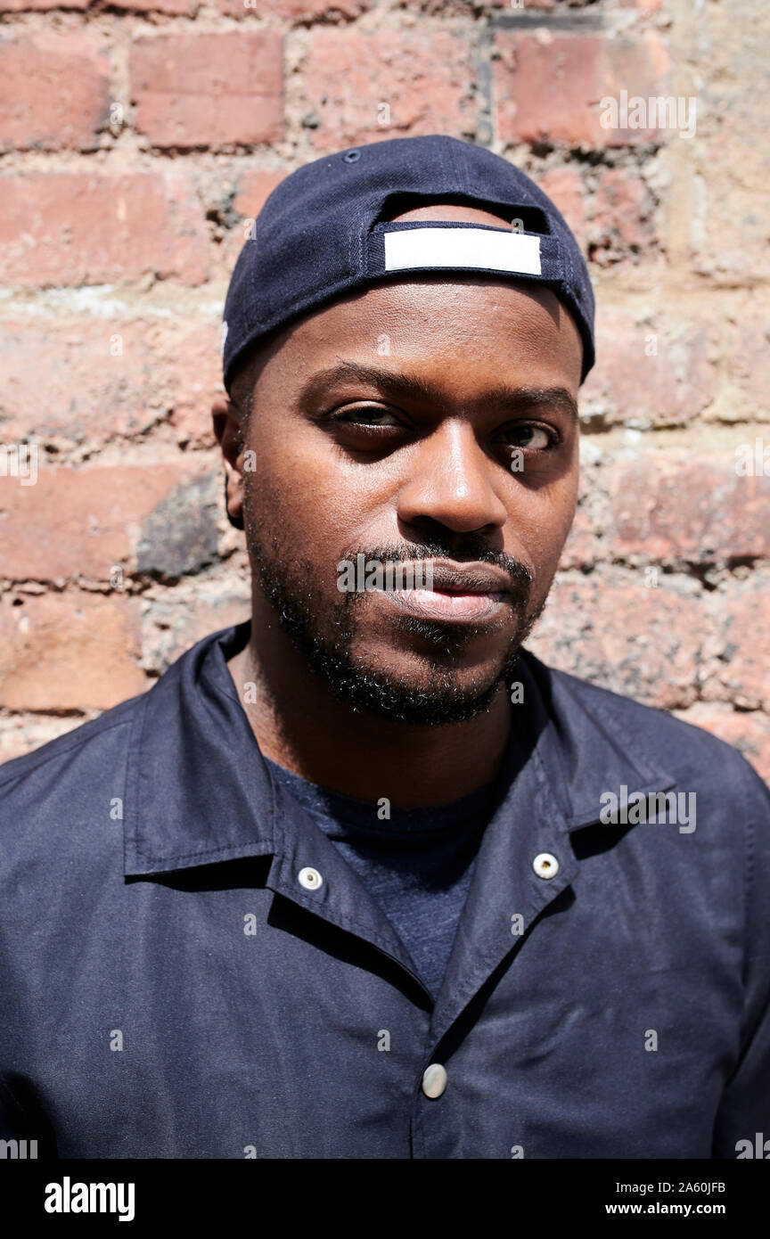 Portrait d'un homme portant une casquette de baseball Bleu Banque D'Images
