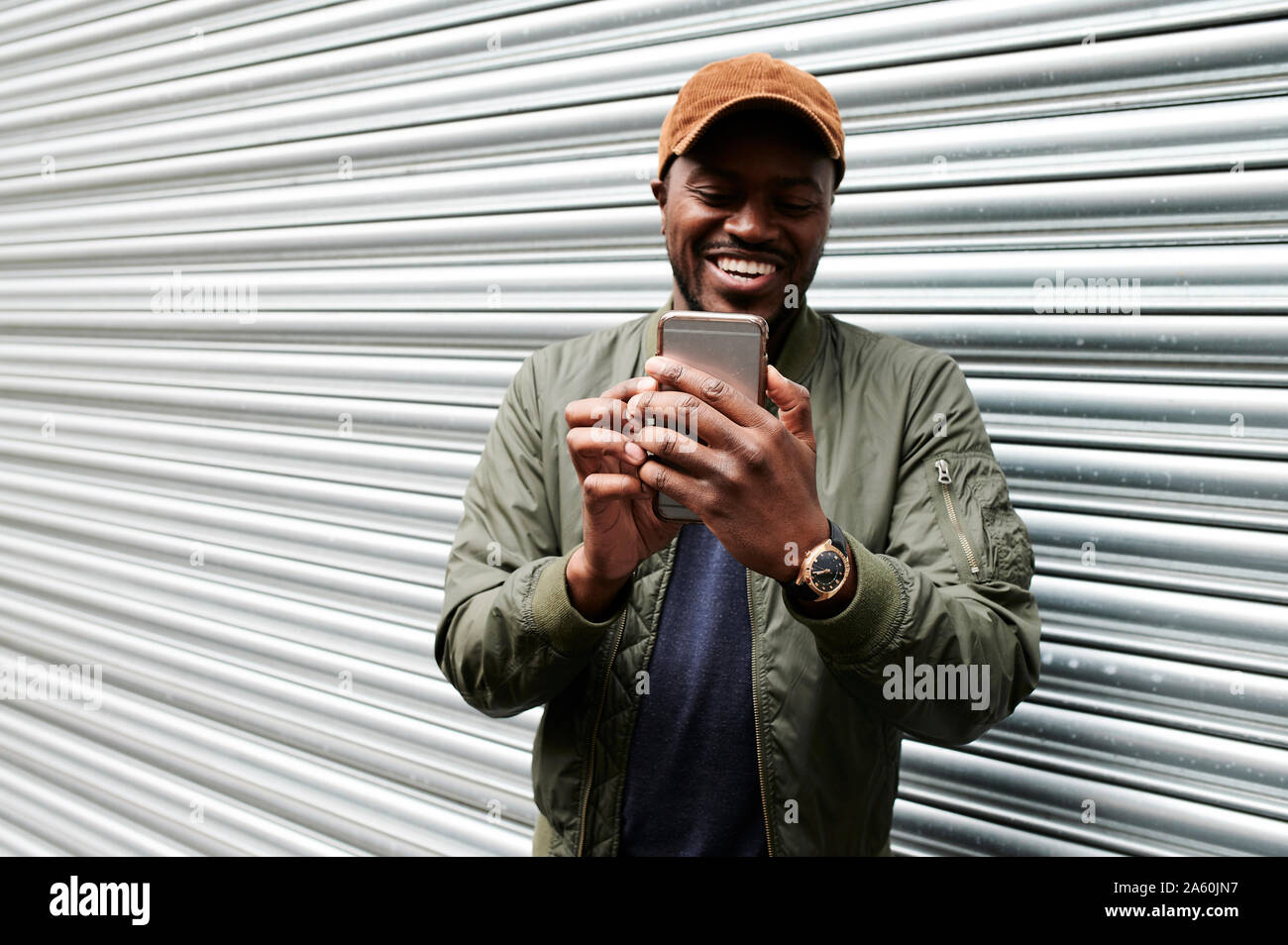 Portrait of laughing man taking smartphone avec selfies Banque D'Images