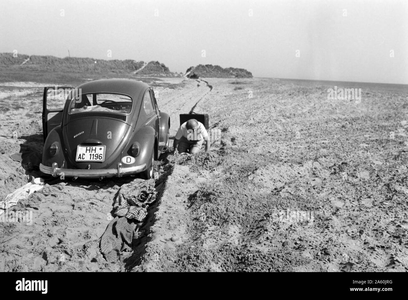 Ein Auto ist auf der Straße stecken geblieben, Skagen Danemark 1969. Une voiture est bloqué sur la route, Skagen Danemark 1969. Banque D'Images