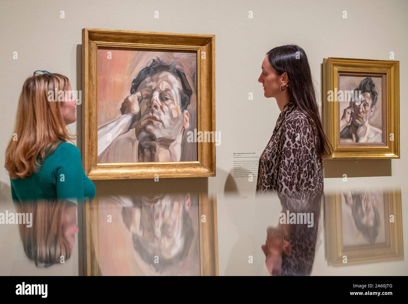 Royal Academy of Arts, Londres, Royaume-Uni. 23 octobre 2019. La première exposition à l'accent sur Lucian Freud's viscéral et sans une auto-portraits. Près de sept décennies travail sur toile et papier, autour de 50 œuvres sont exposées que Freud (1922-2011 Graphique) au développement artistique. L'image (à gauche) : Tête de l'homme (Autoportrait), 1963. Credit : Malcolm Park/Alamy Live News. Banque D'Images